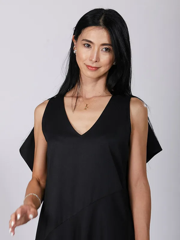 黒いドレスを着た女性モデル