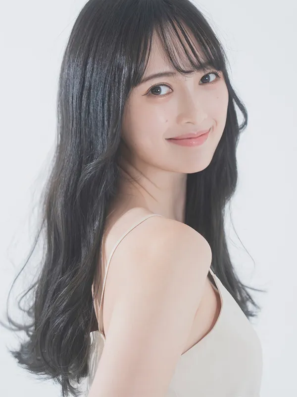 白い衣装を着た女性モデル