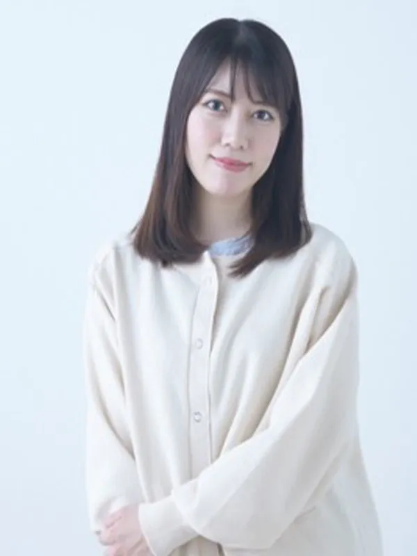 白いカーディガンを着た女性モデル